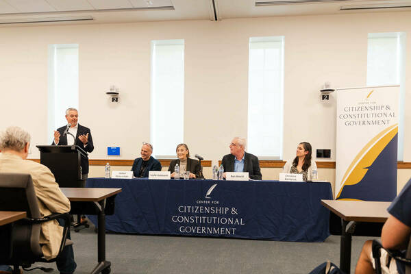 Prof. Muñoz introduces the panelists.